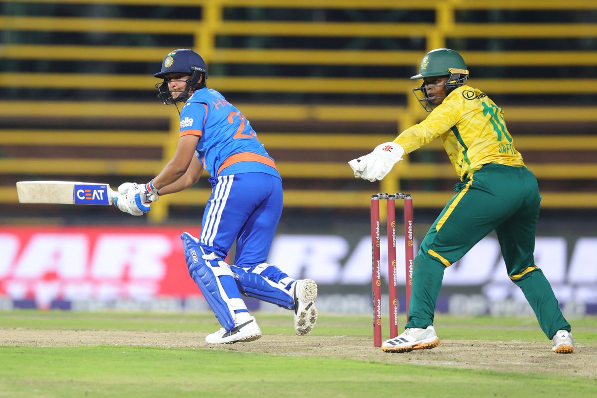 BCCIWomen's tweet image. Leading from the front 🫡

A spectacular 1️⃣6️⃣th T20I half-century for #TeamIndia skipper Harmanpreet Kaur 👏

Updates ▶️ bit.ly/SAWvINDW-3rdT2…

#SAvIND | @ImHarmanpreet