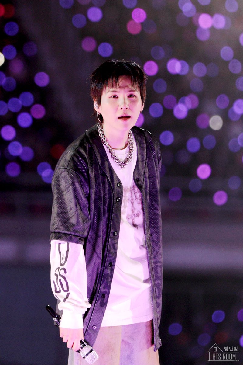 260412 BTS WORLD TOUR 'ARIRANG' IN GOYANG
很像那個教務主任在檢查哪一個阿米沒有大聲唱，誰懂？

<a href="/BTS_twt/">방탄소년단</a>
#방탄소년단 #BTS #SUGA #슈가