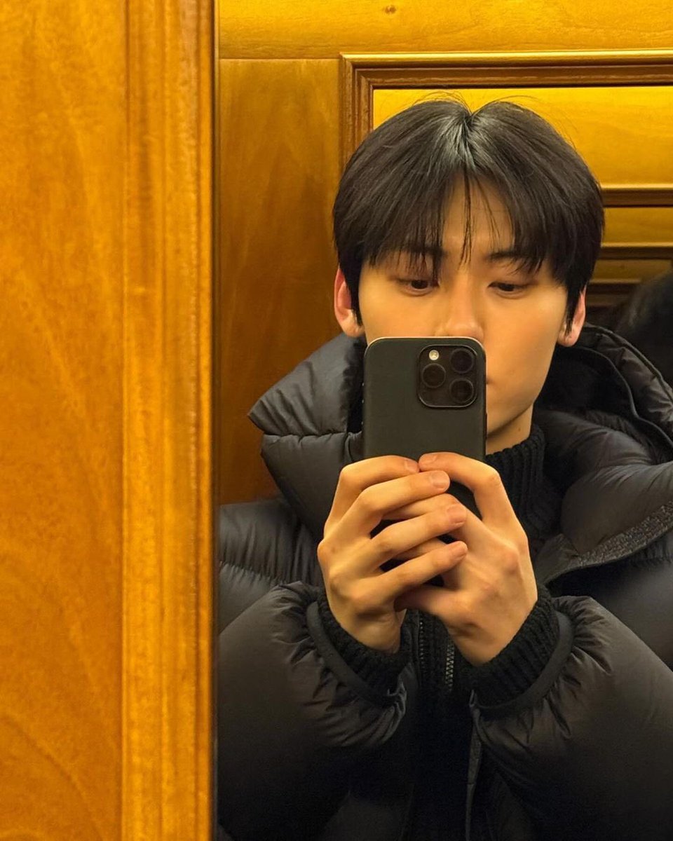 Dodohwangdo's tweet photo. 황민현 눈 내리깔고 거울샷 찍으면 진짜 진짜같음.. https://t.co/w5ebhzmR27