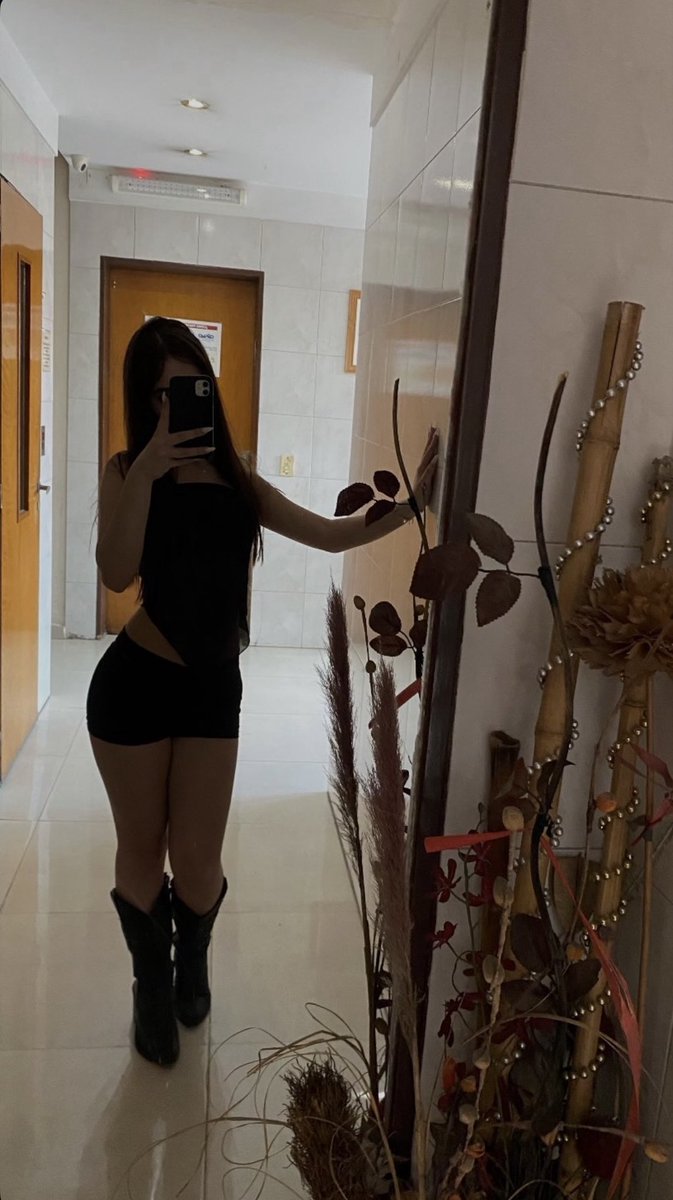 Julii tweet media