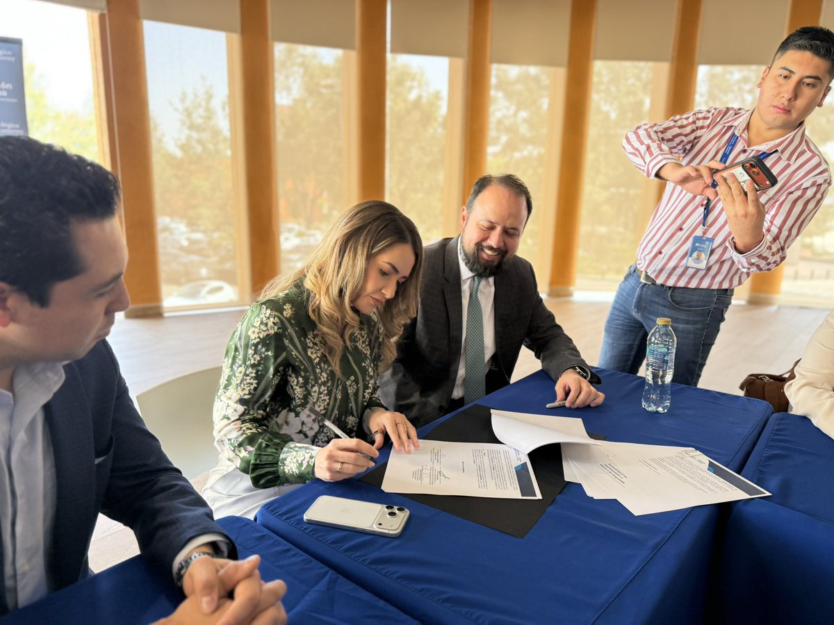 OnmpriNacional's tweet image. El PRI y el Tecnológico de Monterrey firmaron convenio para impulsar la formación y el desarrollo de capacidades.

Con la representación de la Dip Ariana Rejón Lara y el antro. Sixto Duarte Álvarez.

#PRI #ONMPRI #UnidasxMéxico