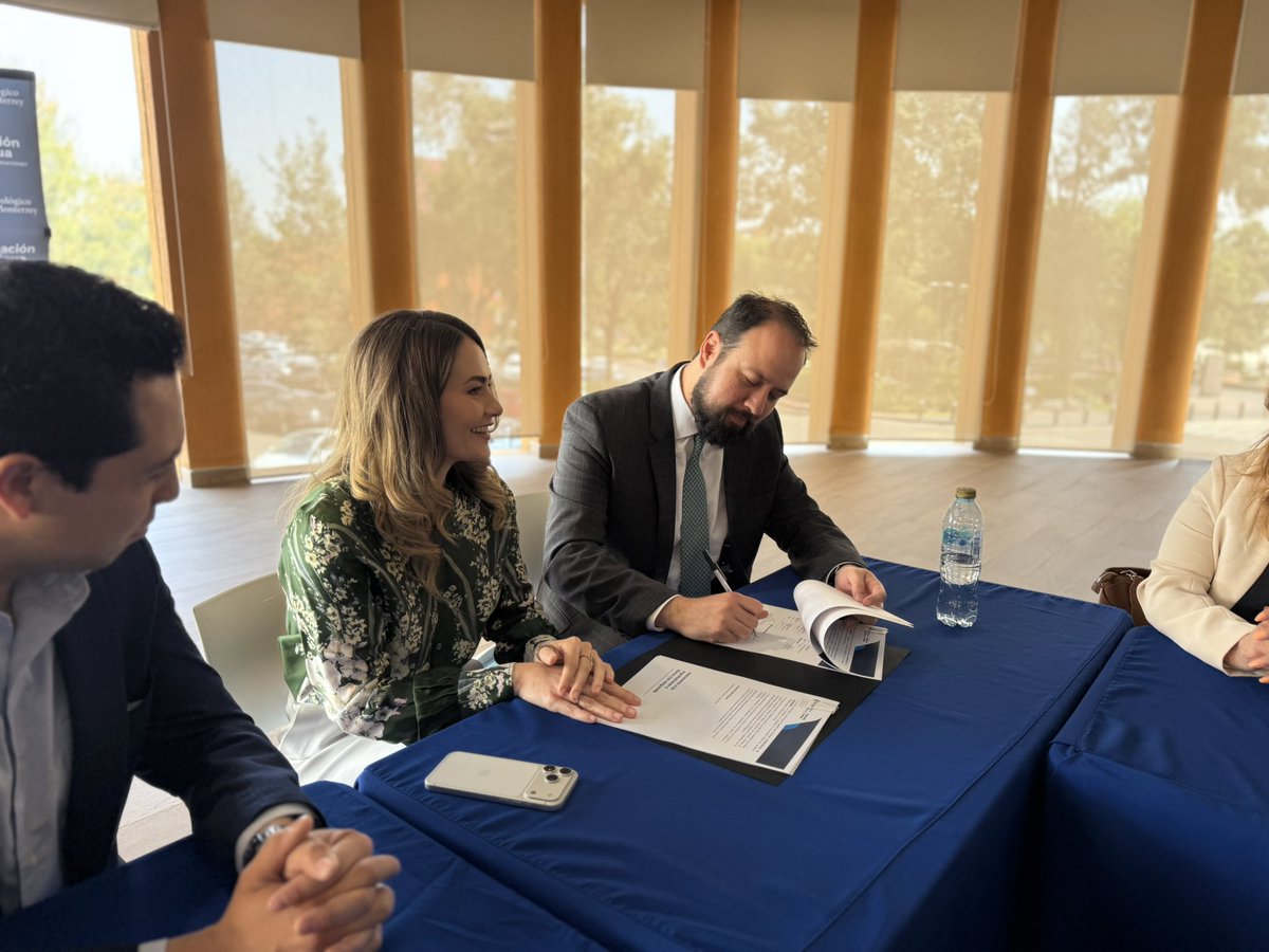 OnmpriNacional's tweet image. El PRI y el Tecnológico de Monterrey firmaron convenio para impulsar la formación y el desarrollo de capacidades.

Con la representación de la Dip Ariana Rejón Lara y el antro. Sixto Duarte Álvarez.

#PRI #ONMPRI #UnidasxMéxico