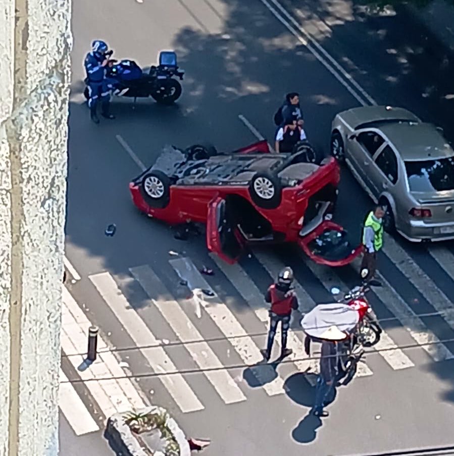 CI_CDMX's tweet image. #EstaMañana || Se registró la volcadura de un vehículo particular en la avenida #Universidad y #Panzacola, @Alcaldia_Coy. 

Por fortuna no se reportan personas lesionadas.

#ManejeConPrecaución.
