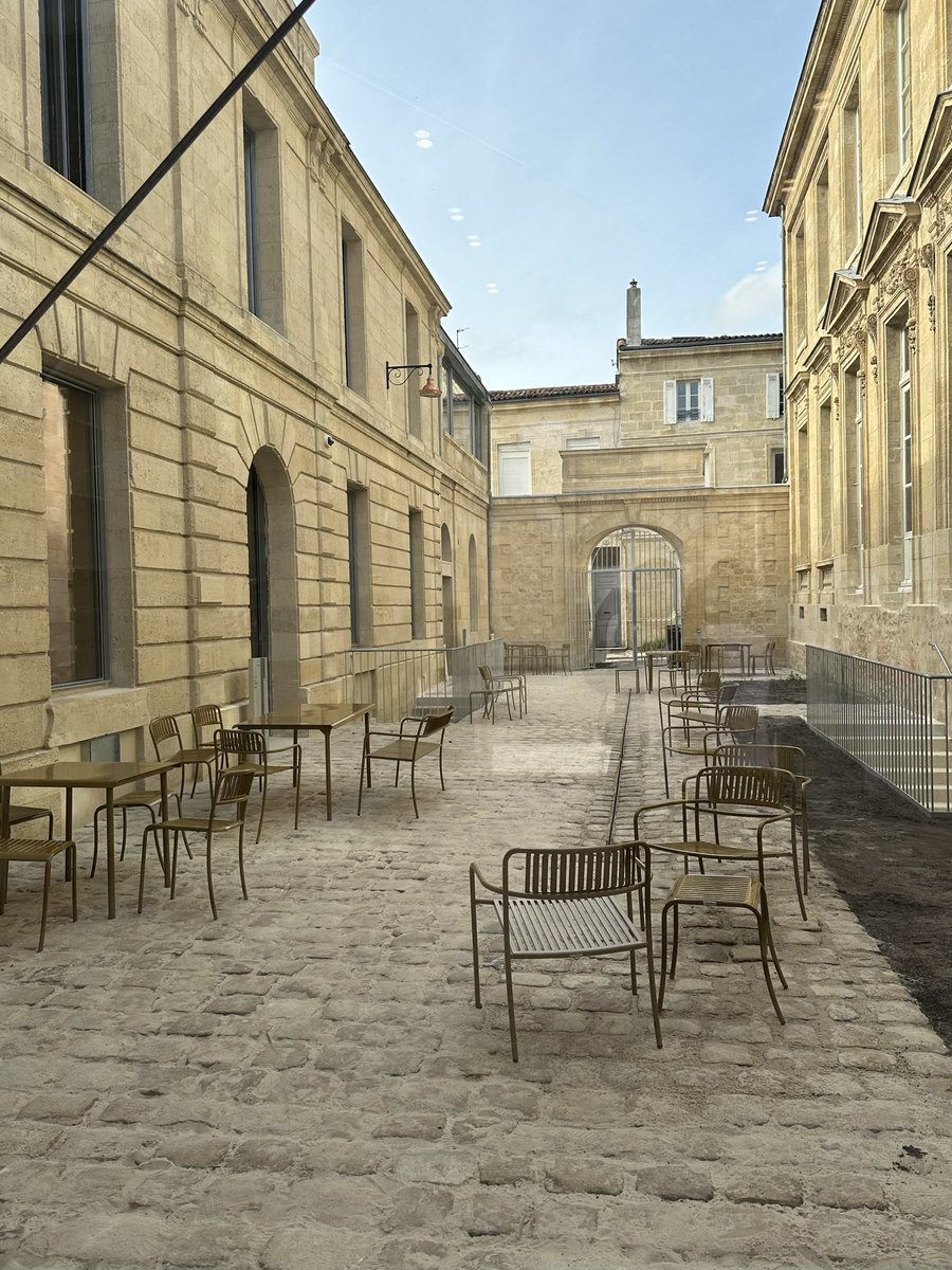 PrefAquitaine33's tweet image. #Culture 🪞 | Le préfet Étienne GUYOT inaugure le musée des Arts décoratifs et du Design (MADD) à #Bordeaux.

✅  Porté par la ville de @Bordeaux, soutenu par l’État à hauteur de 3,6 M€, la Région @NvelleAquitaine, l'Union Européenne et par un mécène, ce projet répond aux enjeux