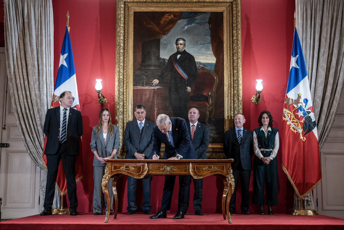 El Presidente de la República, José Antonio Kast, encabezó la firma del proyecto de Ley de #ReconstrucciónNacional, que busca reactivar la economía, financiar la reconstrucción tras incendios, destrabar proyectos de inversión, entre otras medidas.

Estamos #TrabajandoParaUsted 🇨🇱