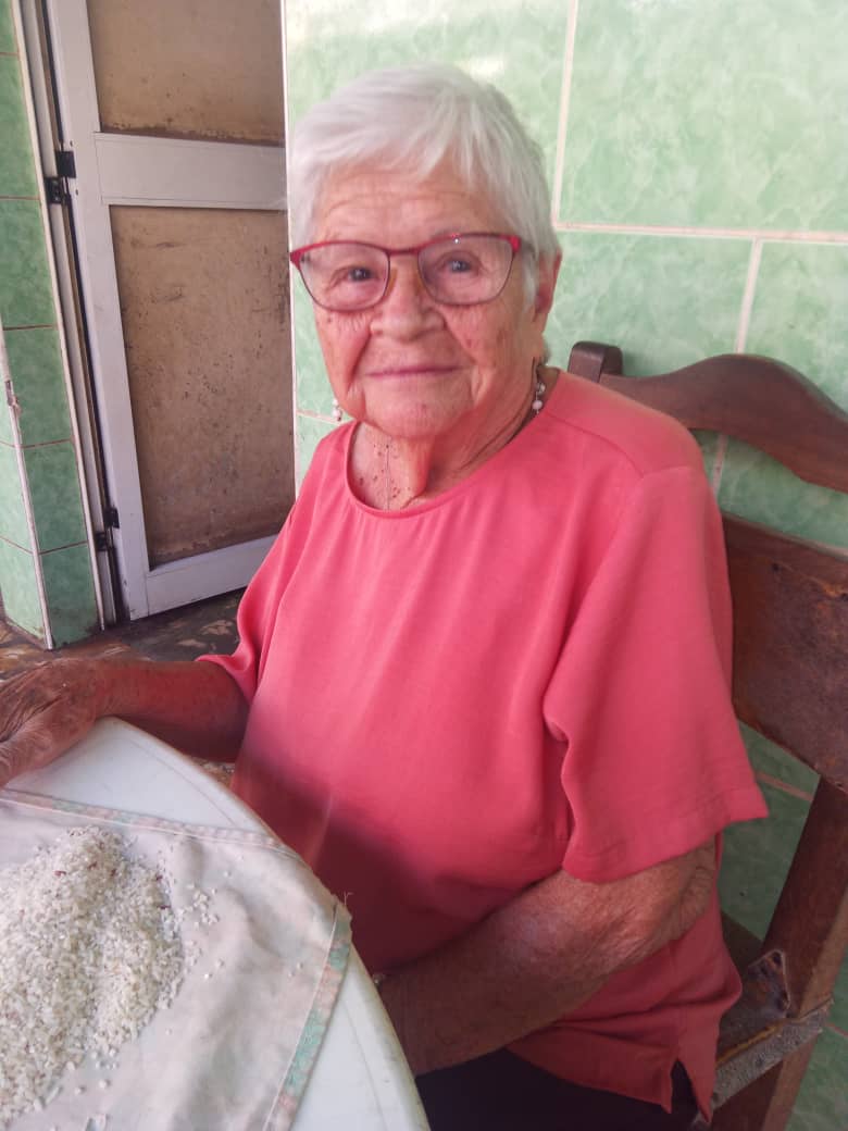 Lilia Ramón Horta es una abuelita toda ternura❤️
Desde la época de la Covid-19 se integró a la Casa de abuelos Celia Sánchez Manduley de Jagüey Grande.
Lilia dice que realizan muchas actividades, pero que le encanta cuando vienen de la Biblioteca📖📚
 #MatancerosEnVictoria