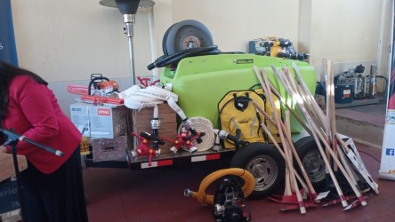 SenapredRios's tweet photo. Concretamos la entrega de equipamiento para Bomberos en Futrono, como parte del Plan Regional de Emergencias. Esta iniciativa busca fortalecer las capacidades de respuesta operativa en cada una de las 12 comunas de la Región de Los Ríos. #SENAPRED #SENAPREDLosRíos
#ValdiviaCL https://t.co/AhFMqWmfbj