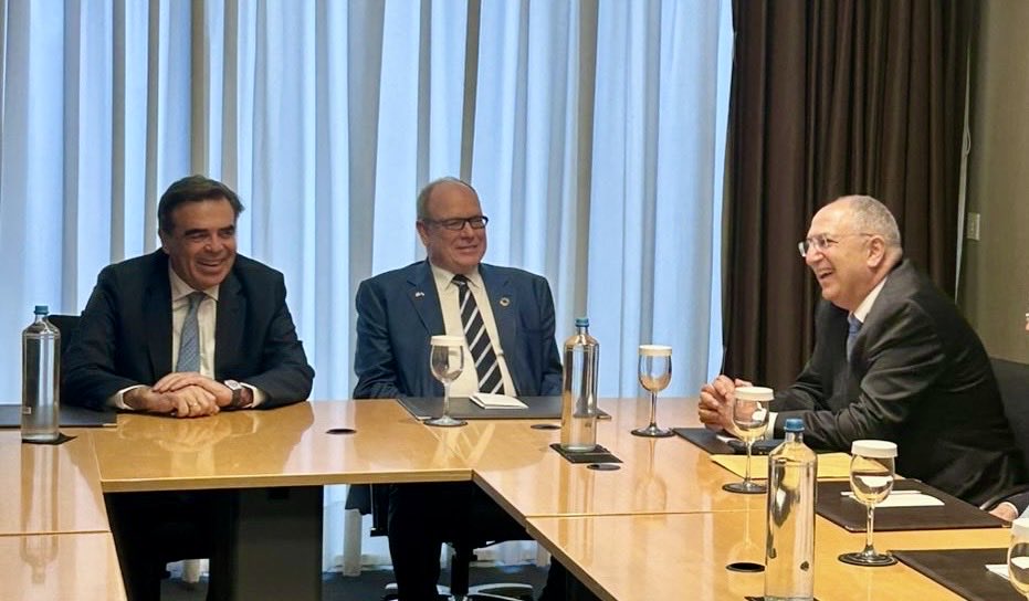 MargSchinas's tweet photo. Ολοκλήρωση της επίσκεψης του Πρίγκηπα Αλβέρτου Β’ του Μονακό στη χώρα μας με συνάντηση εργασίας παρουσία και του Επιτρόπου Αλιείας @CostasKadis. 

Έμφαση στη βιώσιμη αλιεία, την ενίσχυση του εισοδήματός των αλιέων και την προστασία του θαλασσίου περιβάλλοντος και των ωκεανών. https://t.co/aagmHKOTY6
