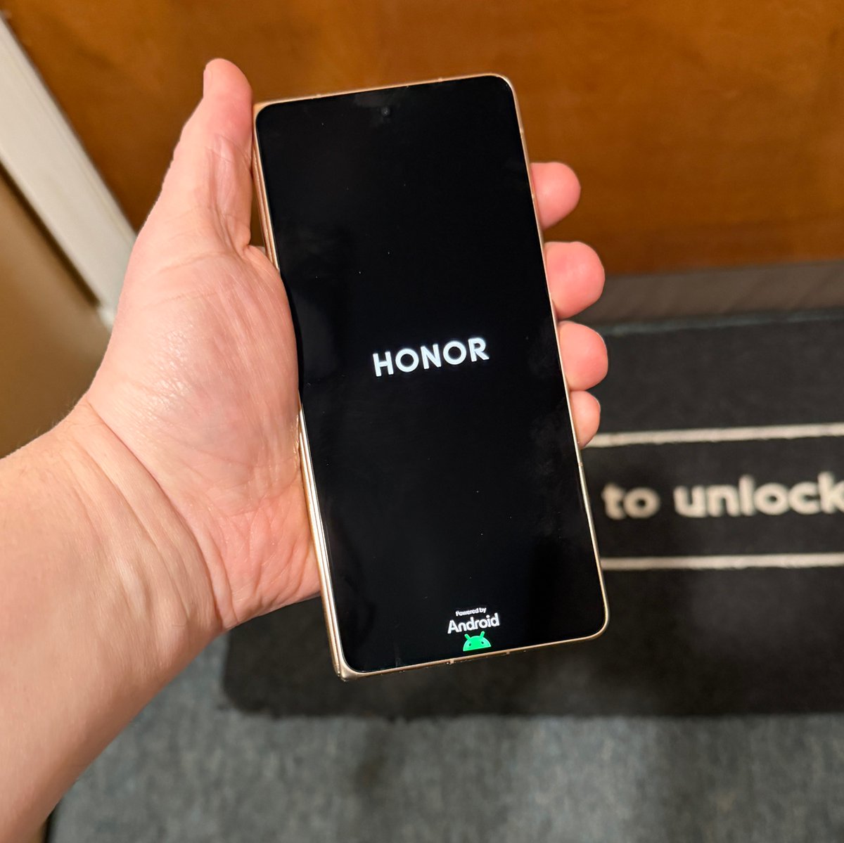 greengart's tweet image. Back at #MWC2026 I attended @Honorglobal Magic V6 (global variant) launch, and thanks to a loan from a friend, I'm now testing the foldable. The Magic V6 was overshadowed by HONOR's Robot Phone at the press conference, but it has impressive hardware specs.