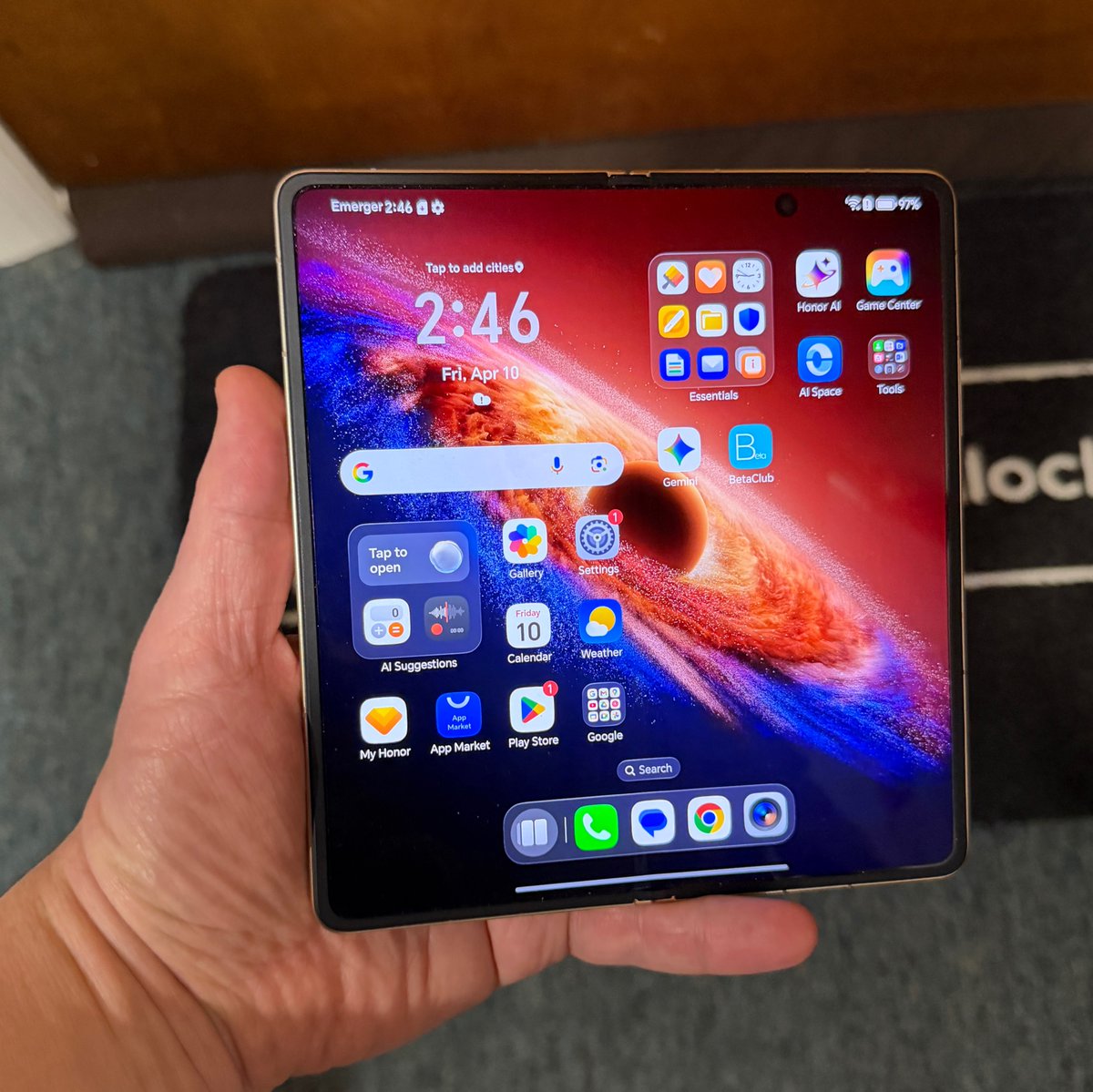 greengart's tweet image. Back at #MWC2026 I attended @Honorglobal Magic V6 (global variant) launch, and thanks to a loan from a friend, I'm now testing the foldable. The Magic V6 was overshadowed by HONOR's Robot Phone at the press conference, but it has impressive hardware specs.
