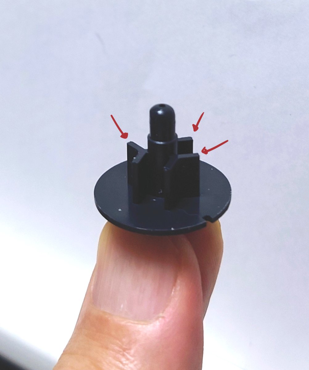 MGズゴックですが、色々試した結果このパーツの矢印の部分が干渉してようで、ここを少し切り欠くことで最後まで押し込むことが出来るようになりました。とは言え、結局受けの方のパーツと固定する機構にはなっていないのでちょっと雑に扱うと外れてしまいます。が、何もしないよりは格段に外れにくくな 