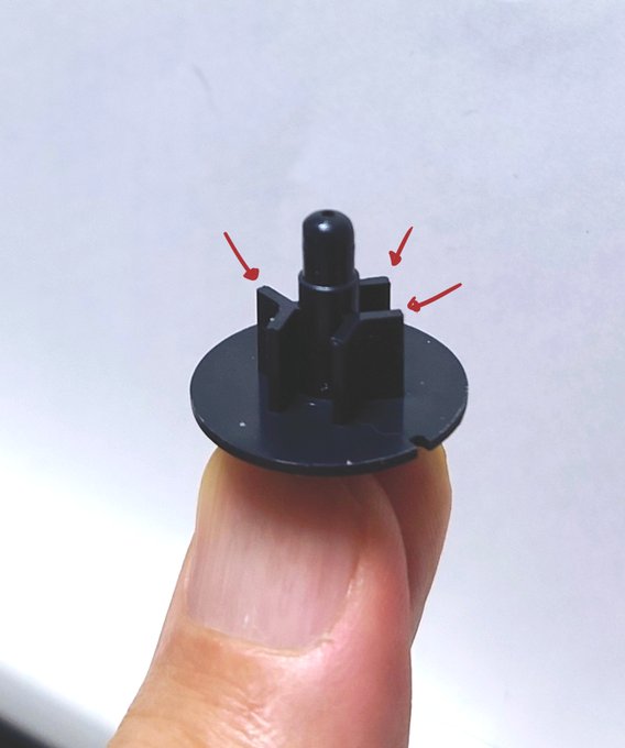 MGズゴックですが、色々試した結果このパーツの矢印の部分が干渉してようで、ここを少し切り欠くことで最後まで押し込むことが出来るようになりました。とは言え、結局受けの方のパーツと固定する機構にはなっていないのでちょっと雑に扱うと外れてしまいます。が、何もしないよりは格段に外れにくくな 