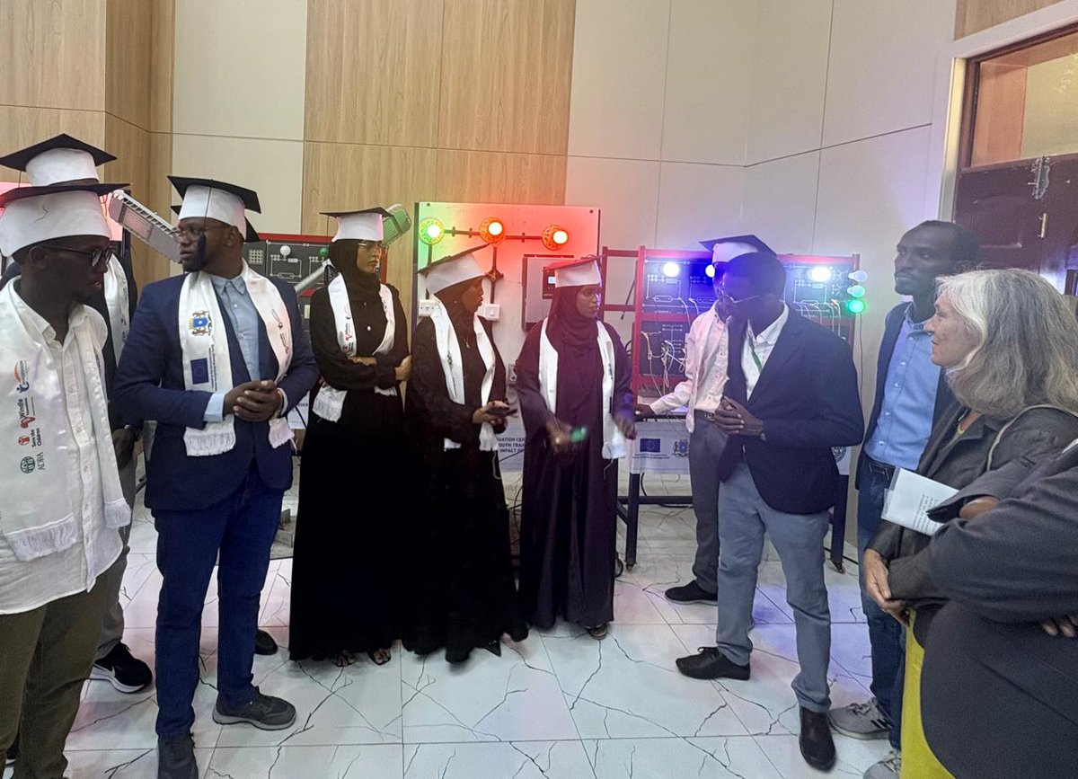 EU_in_Somalia's tweet photo. Congratulations first Class of 2026! @Somali_NU 🇪🇺🤝🇸🇴 together - caps off to you! 🎓

This #GlobalGateway investment supports #solar #SkillsDevelopment and real opportunities for #youth.
 
#Somalia #StrongerTogether https://t.co/qRQFYe14cv