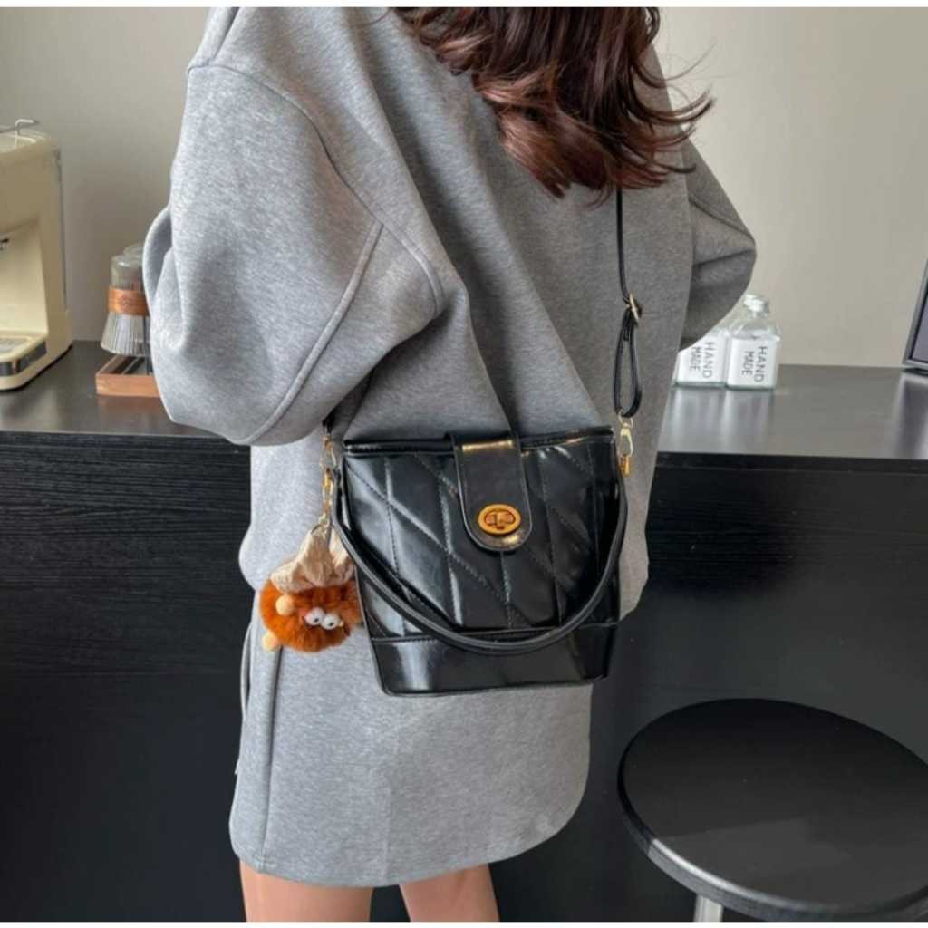 🐬 della tweet media