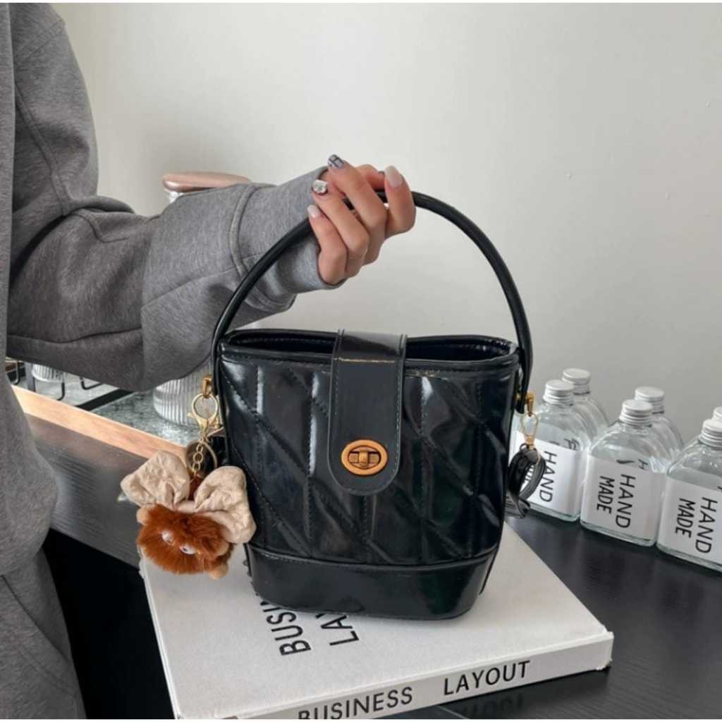 🐬 della tweet media