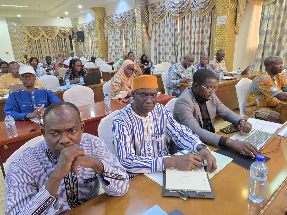 OMS_Burkina's tweet image. Face à l’essor des produits du #tabac 🚬, l’#OMS et le ministère de la Santé 🏥appellent à une action parlementaire 🏛️ pour lutter contre le tabagisme 🚭et protéger les populations 🌍🤝. 

#BurkinaFaso
#SantePourTous