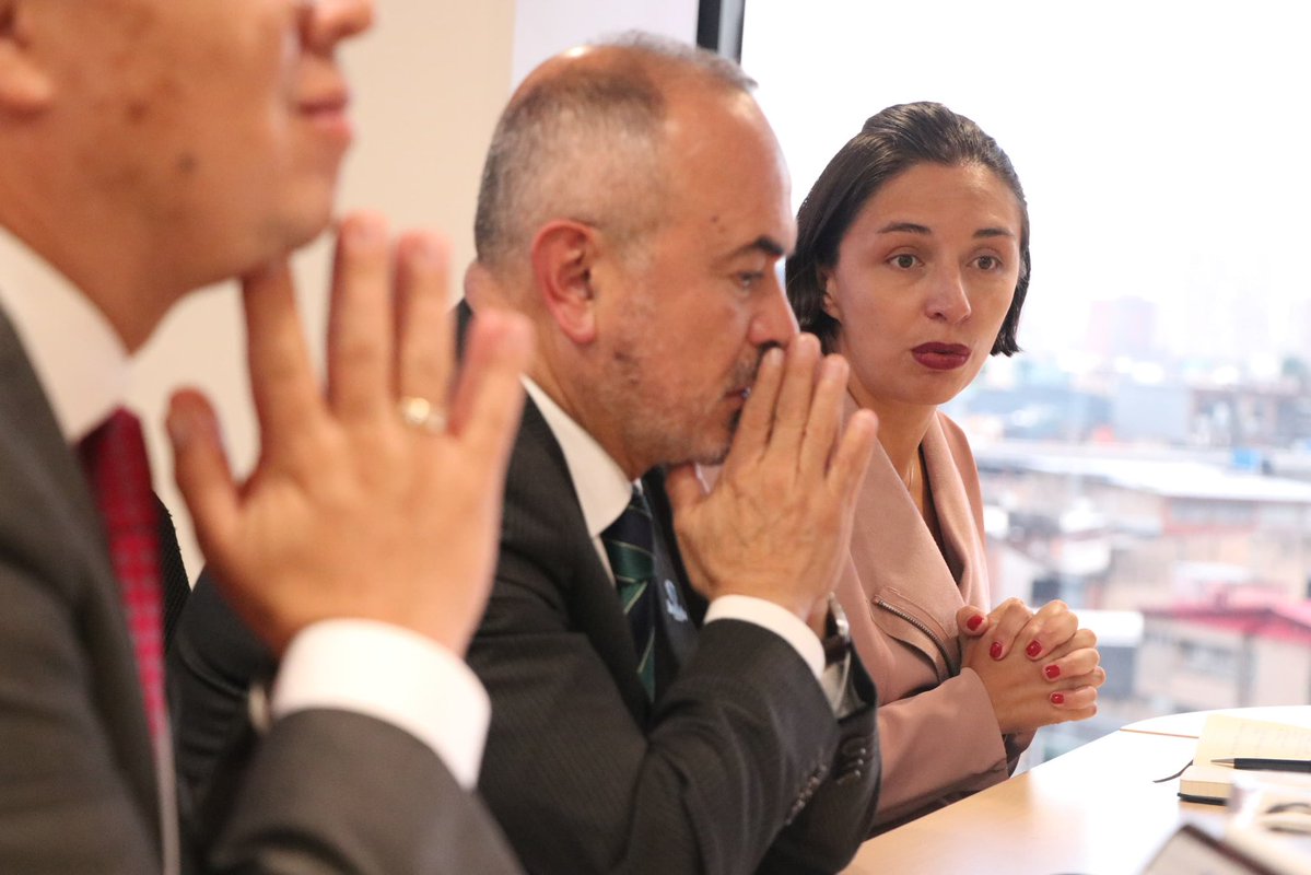 MinAgricultura's tweet image. #AEstaHora 🔴 | ¡La #RevoluciónPorLaVida sigue comprometida con la construcción de justicia y paz para Colombia! 🇨🇴 

En #Bogotá, 📍 la ministra @MCarvajalinoV se reúne con el @MinJusticiaCo, @Cuervoji, y con la @DefensoriaCol, @MarnIris, ✊🏽 para continuar avanzando en una