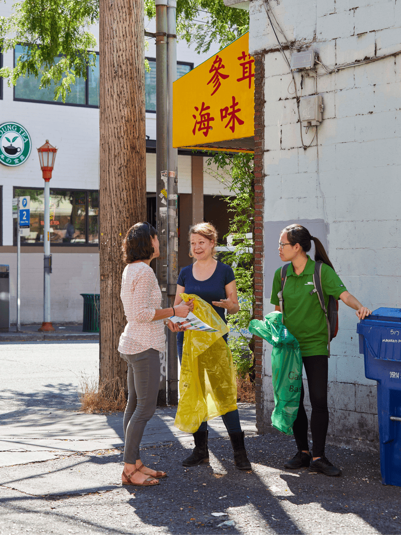 WMPugetSound's tweet photo. We're always striving to improve recycling in @KingcountyWA, through outreach, research and more. That's why we recently surveyed residents. We found most are confident recycling paper, glass and metal, but not plastic. Remember, you can recycle plastic tubs, jugs and bottles, but not bags. Learn about WM's research to improve recycling at https://t.co/J2zLzTdvV5.