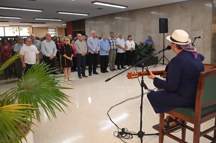 ✍️🇨🇺|Una firma por la paz, y por el sagrado deber de defender la Patria.

📌Participó Díaz-Canel en el acto realizado este miércoles en la sede del Comité Central del Partido Comunista de Cuba, en respaldo al movimiento «Mi firma por la Patria».

Leer más:
acortar.link/D6W40y