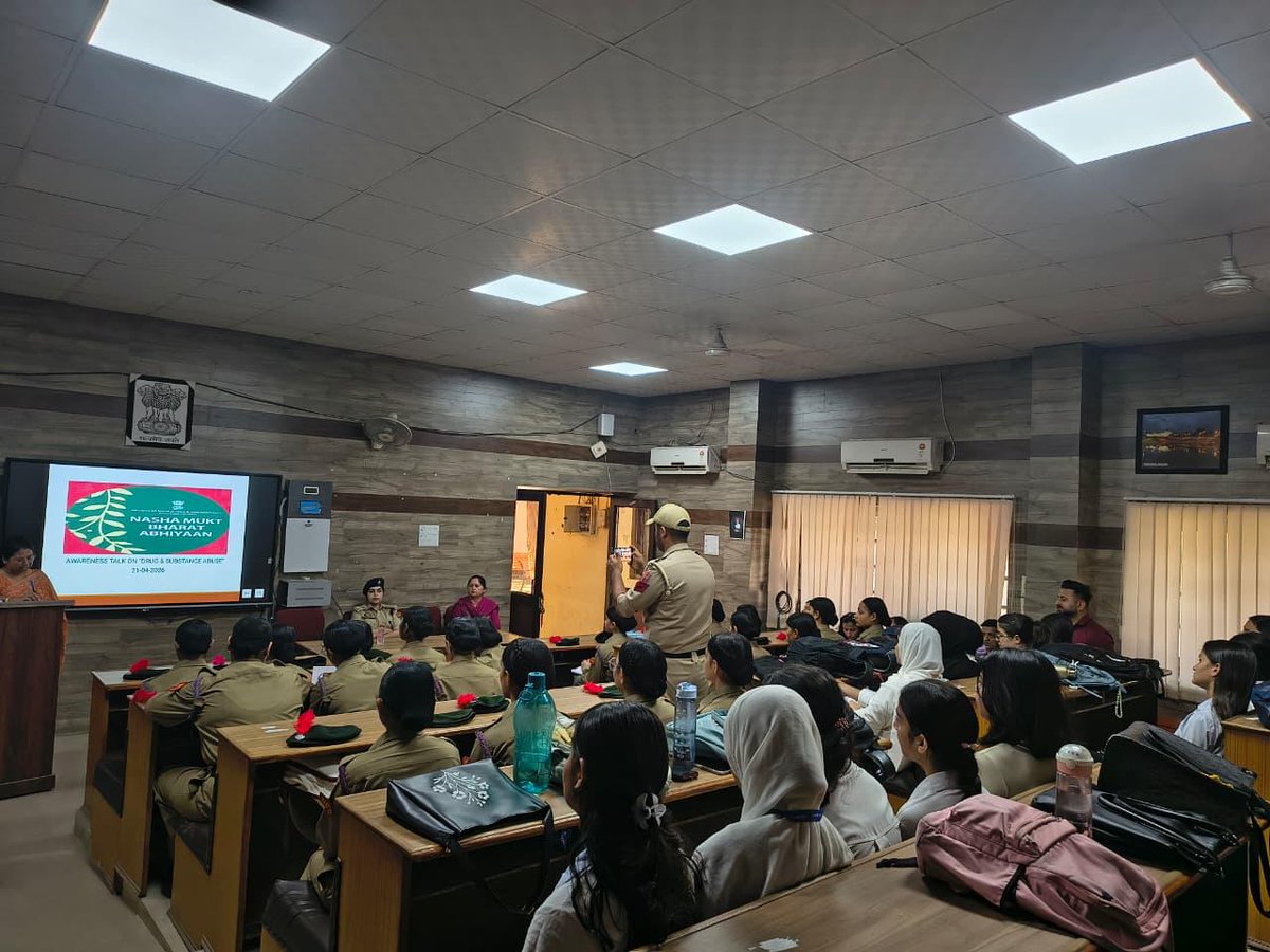 Dis_Pol_Jammu's tweet photo. Jammu Police organised a drug awareness seminar at Government Girls Degree College, Parade Ground, where SP Headquarters Anna Sinha educated students on addiction, harmful effects of drugs, prevention, family support and reporting abuse. Students also took the Nasha Mukt pledge. https://t.co/1itSaZV6Zn
