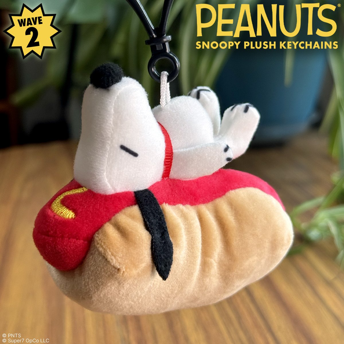 super7store's tweet image. Relish the moment. 🌭
Snoopy’s posted up on a hot dog and living the dream.
Soft, portable, and perfect for your bag or keys.
Would you hope to unwrap this one?
#Super7 #Peanuts