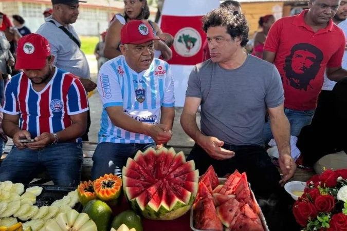 O problema não é o Roger ser esquerdista, o maior camisa 10 da nossa história também é.