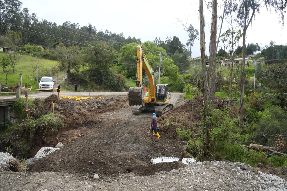 AzuayPrefectura's tweet photo. Impulsamos la conectividad en Nulti 🚜💪🏽

👷👷‍♀️ Trabajamos en una variante en la quebrada Puicay, previo a la construcción del puente, en coordinación con el @GADNulti.

Sumamos esfuerzos para el desarrollo de las parroquias rurales. 🤝

#TransformamosVidas
#JotaLloretPrefecto https://t.co/YmAsR6KB8k