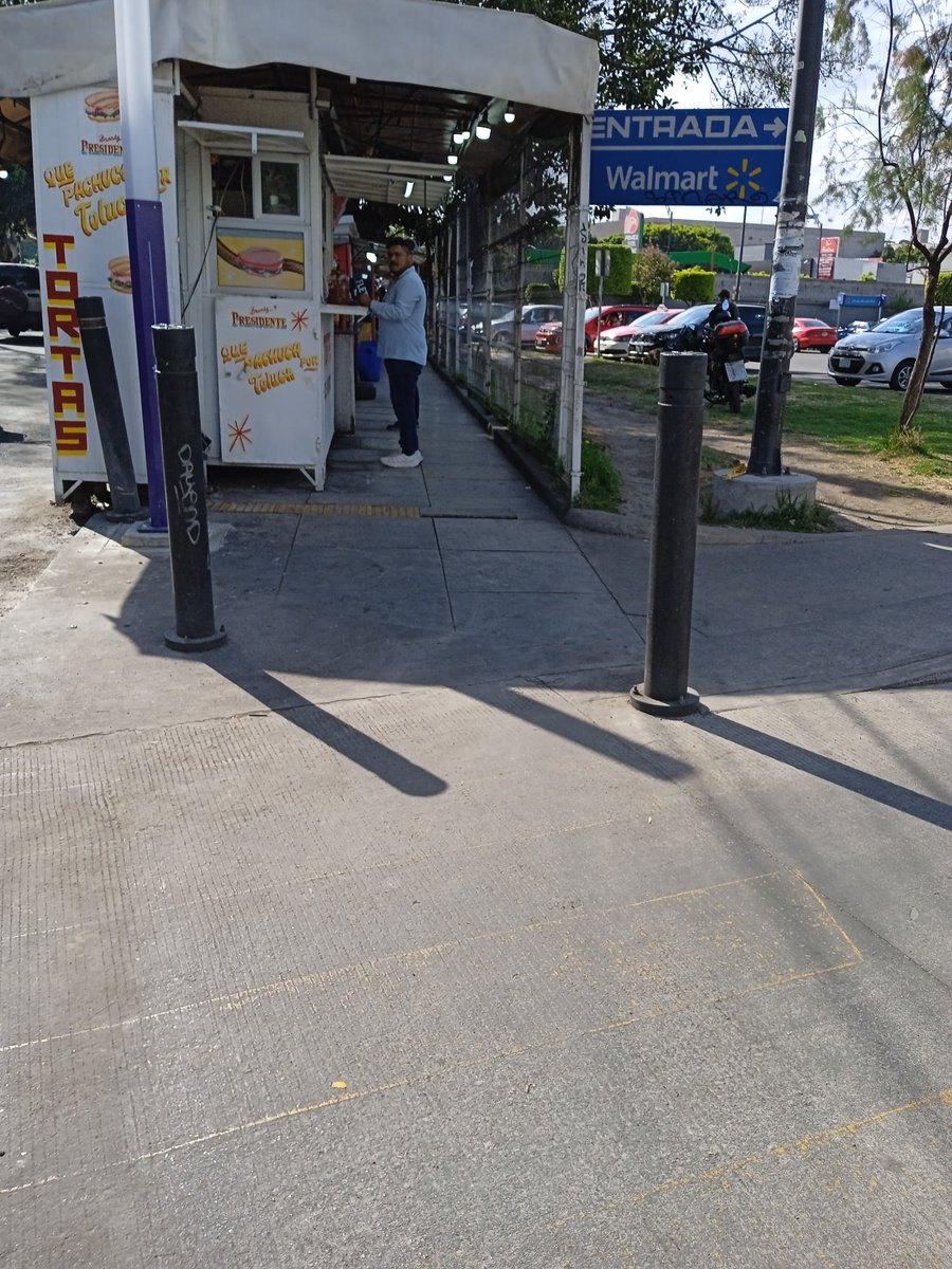 Vane2125's tweet image. No solo ella se opone, nos opusimos la mayoría porque primero PEATONES y #PcD seguros y luego una cletopista inútil. Reclamale a @craviotocesar que NO quita el ambulantaje y los peatones tenemos que volar.