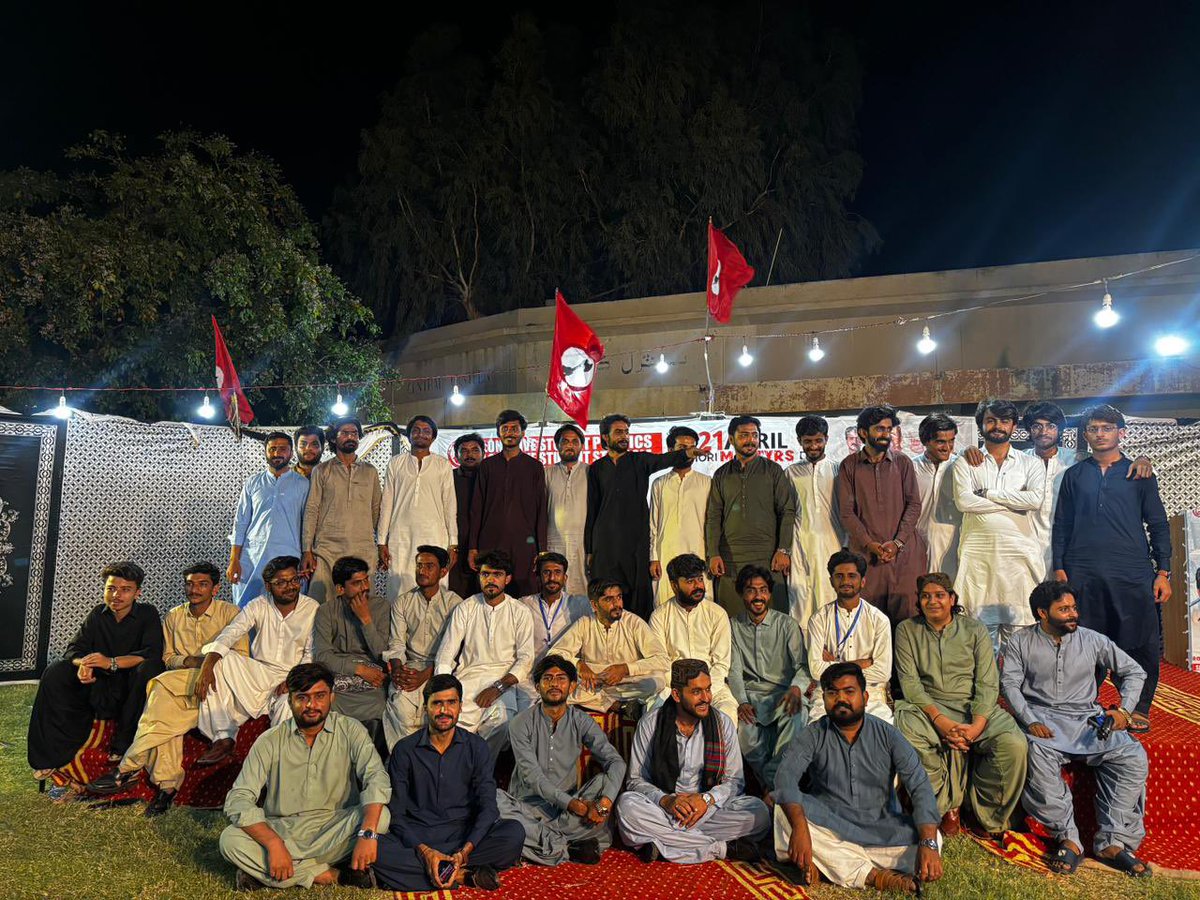 ShagirdSabha1's tweet photo. سنڌ شاگرد سڀا طرفان سنڌ يونيورسٽي اندر سي سي لان تي باکوڙي موري جي  شهيدن جسمم اڳواڻ شھيد  سرائي قربان کهاوڙ، شھيد روپلو چولياڻي ۽ شھيد ماسات نورالله تنيو جي ورسي جو جلسو ڪيو ويو. https://t.co/TH0gN2rggN
