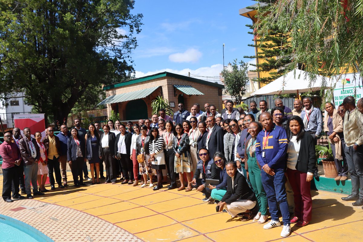 OMSMadagascar's tweet image. 💊📱 À Antananarivo🇲🇬, un atelier de formation sur #Vigimobile renforce la notification des #EMI et #MAPI. Soutenue par @OMSMadagascar, cette initiative mobilise les points focaux Pharmacovigilance de tout Madagascar pour des systèmes de santé plus sûrs.