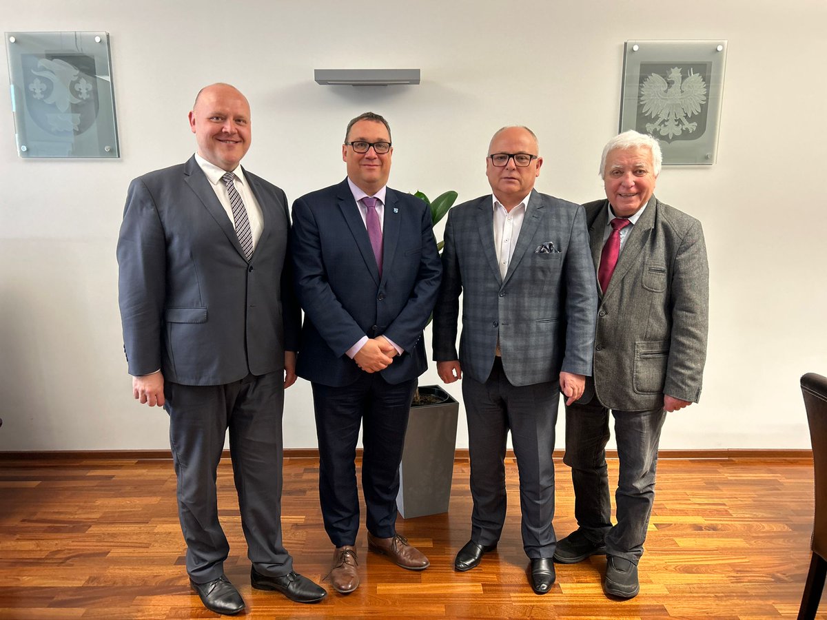 Mise Metropole pokračuje a makáme na tom. Dneska jsme s <a href="/JanDohnal9/">Jan Dohnal</a> jednali ve Wodzislawi se starostou Powiatu Wodzislaw Leszkem Bizonem.

Oboustranný zájem o úzké propojení byznysu, dopravy, turismu a dalších oblastí.
Na stole leží také první konkrétní projekty 🇨🇿🇵🇱

Polsko není