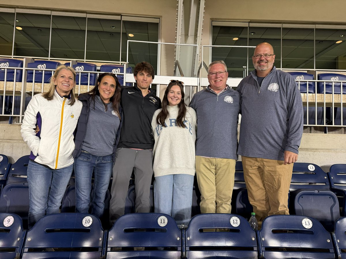 StMarthaCS's tweet image. Guess who Mrs. Hanson, Mr. Farnsworth, Mrs. Paben and Mr. Shuck ran into? Just a couple of SMCS Alum, Ruby and Connor! #DCTrip #Alumni #SmallWorld