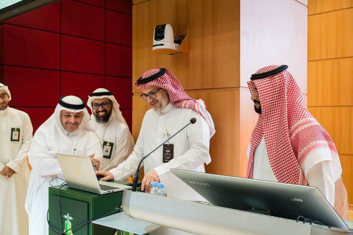 kauedu_sa's tweet photo. أطلقت #جامعة_الملك_عبدالعزيز اليوم برنامج “مسارات التعلّم المرن في #الذكاء_الاصطناعي”، برعاية سعادة رئيس الجامعة د. طريف الأعمى، وبالشراكة مع @NELC_SA عبر منصة #FutureX، وذلك ضمن فعاليات #عام_الذكاء_الاصطناعي 2026.

مسارات متنوعة • شهادات معتمدة • ساعات تدريبية

📍 https://t.co/KrHKcnhs4L

#عام_الذكاء_الاصطناعي
#جامعة_الملك_عبدالعزيز