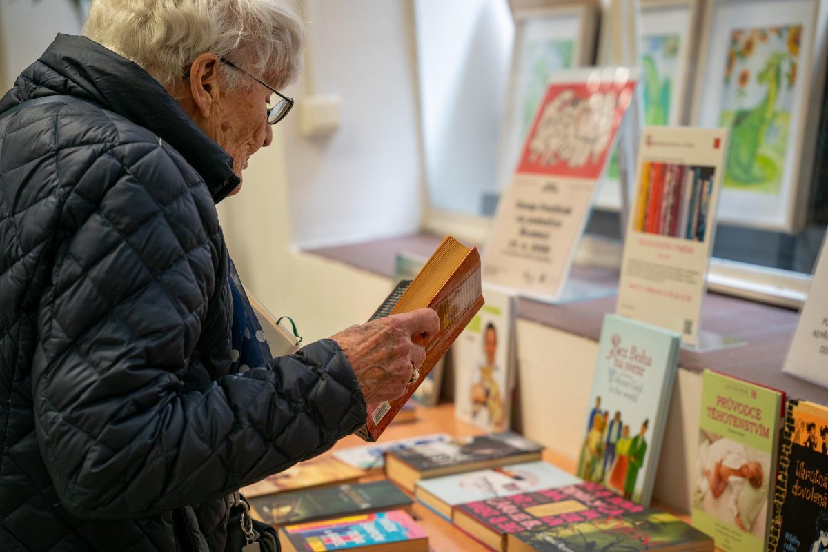 XHNews's tweet image. How do you deal with used books or clothes? Do you pass them on to #second-hand markets, or simply throw them away? In Prague, the Czech Republic, a recent Swap Festival offered a creative way to give pre-loved items a second life. A smart and sustainable way to #recycle, right?