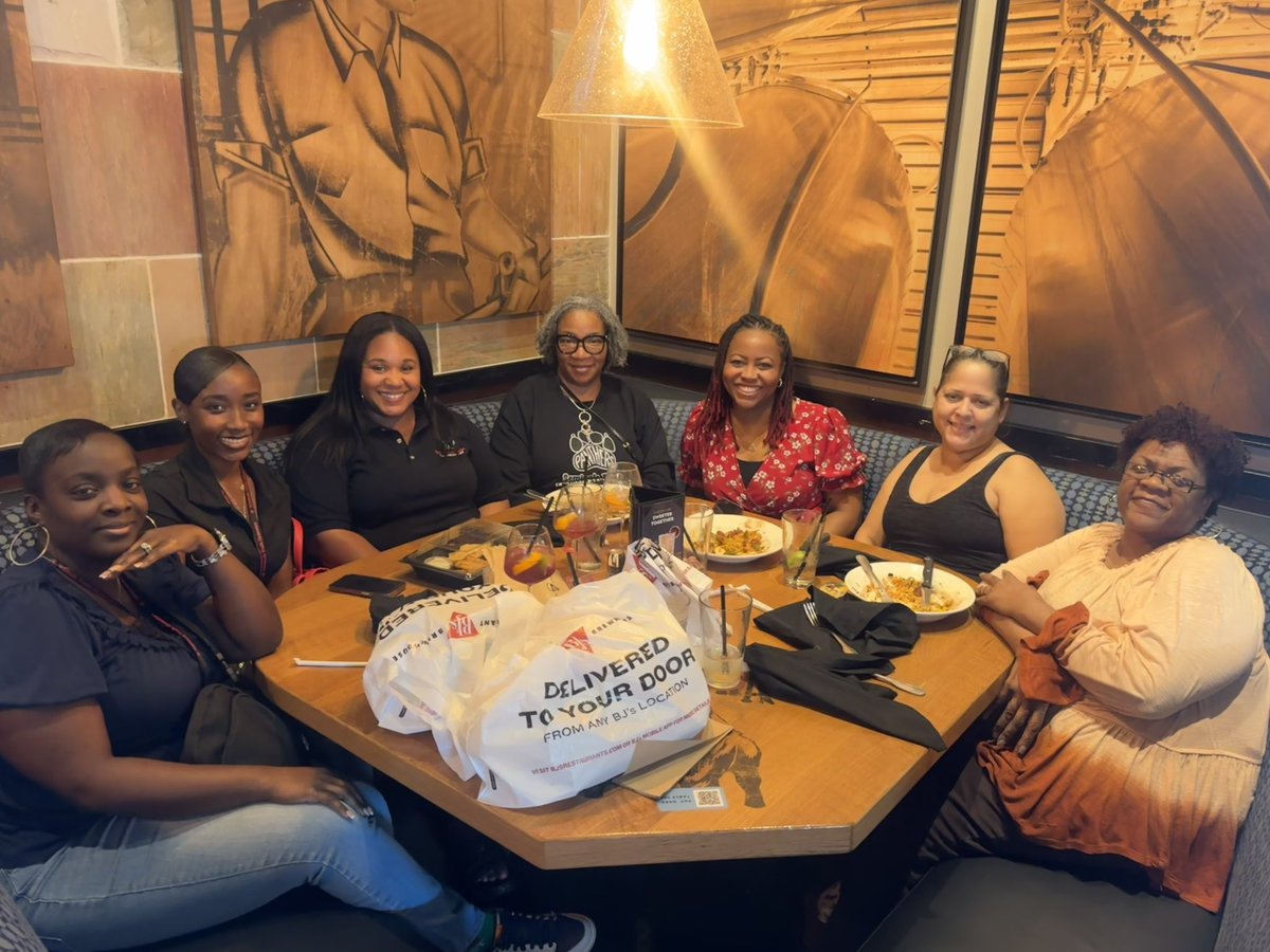 SeminoleTrails's tweet photo. Happy Administrative Professionals Day to our Amazing Administrative Team! They enjoyed a plethora of flowers, sweet treats and tokens of appreciation as well as a real lunch hour at BJ’s Restaurant🥰 @STEPrincipalJJ @STES_Bush https://t.co/eygj8iIYI8
