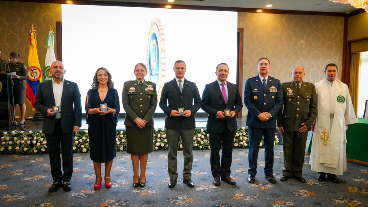 PoliciaUNIPEP's tweet photo. En nuestro décimo aniversario de la #UNIPEP, entregamos un reconocimiento a quienes, con su liderazgo, fijaron las líneas y bases de esta unidad para trabajar en la construcción de paz y la memoria histórica institucional en Colombia. 🤝
#10AñosUNIPEP
#JuntosConstruimosPaz
#S2D https://t.co/3OLbqw2WGx