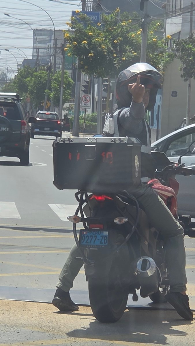 fabiola_ec's tweet photo. Ahora uno se gana insultos por avisar de no pasarse la luz roja
Por lo menos 30% del tráfico de Lima se debe a que no se respetan la reglas de tránsito. La @PoliciaPeru está pintada. #seguridadvial https://t.co/ortE4rOcod