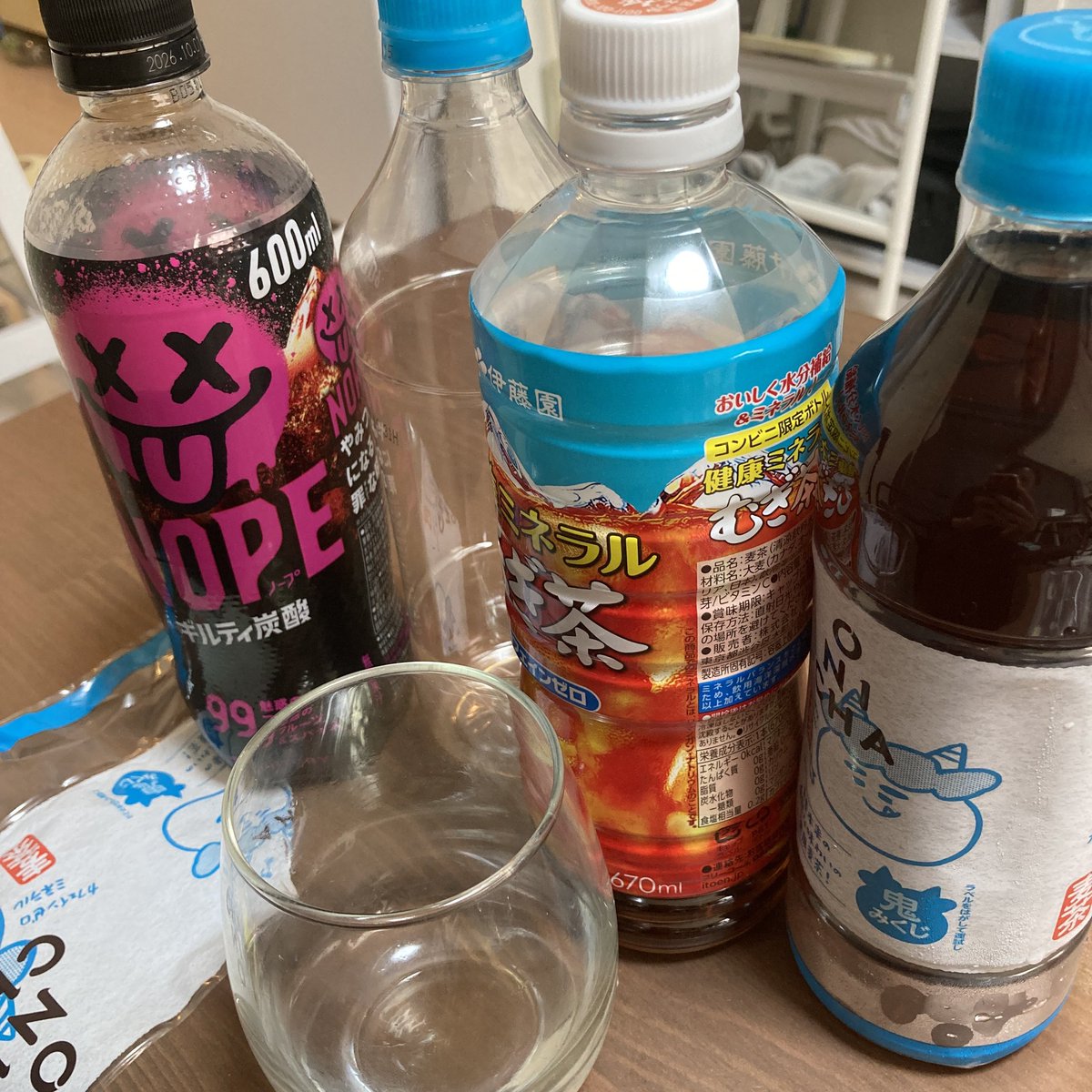 akanoyatsu's tweet image. ONICHAと健康ミネラル麦茶の飲み比べとかNOPEギルティ炭酸割りとか色々やった結果…
※ゲップ嫌な人はすみません🙇
#ONICHA 
#健康ミネラル麦茶 
#NOPE 
#ギルティ炭酸
#HIKAKIN