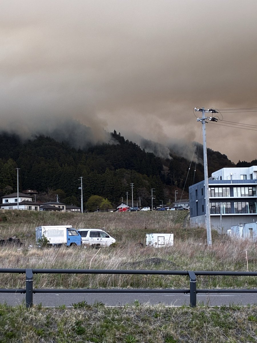 coolkoshi's tweet photo. 火事が酷くなって来ました❗️
風が海側から吹いて来た為、町中が煙と灰が飛んで来てます😷 https://t.co/wzsrN4k7Nh