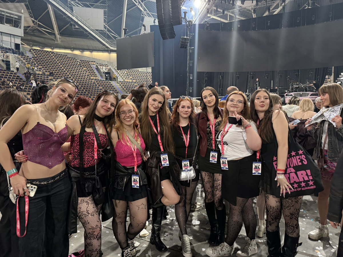 max ౨ৎ on tour ! tweet media