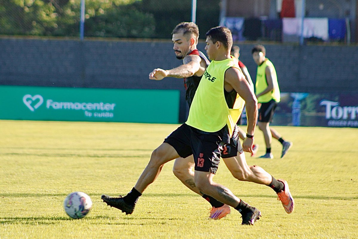ResiSportClub's tweet photo. Mitad de semana ✅

Postales del entrenamiento de hoy 📸

#VamosResi 🔺🩵 https://t.co/VvtXx7wQib