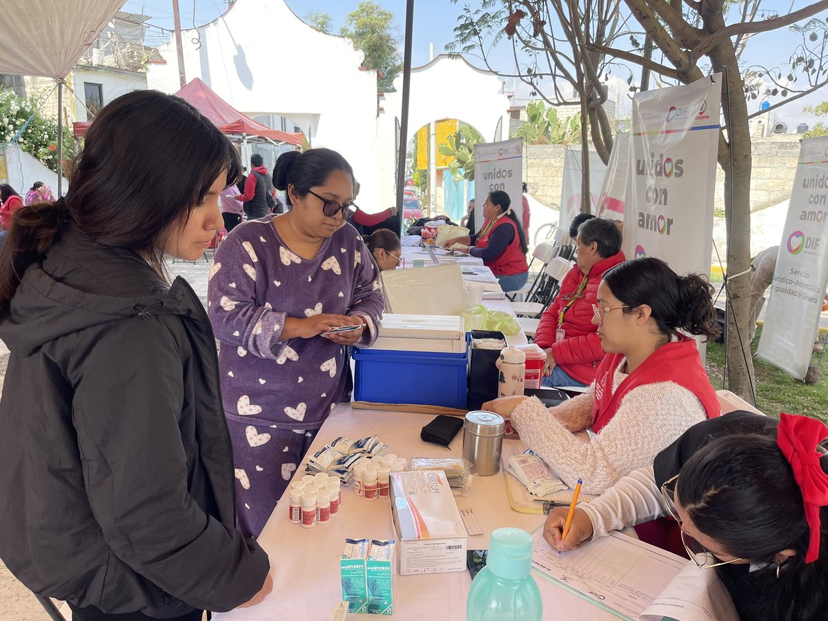 DIFSMA's tweet photo. La caravana de servicios #DIFCercaDeTi sigue acercando sus servicios asistenciales a las familias atenquenses, hoy estuvimos en el Bo. #SanNicolás atendiendo a vecinas y vecinos con servicios de salud, jurídicos, nutricionales, entre otros. https://t.co/aSCfX0NrxR