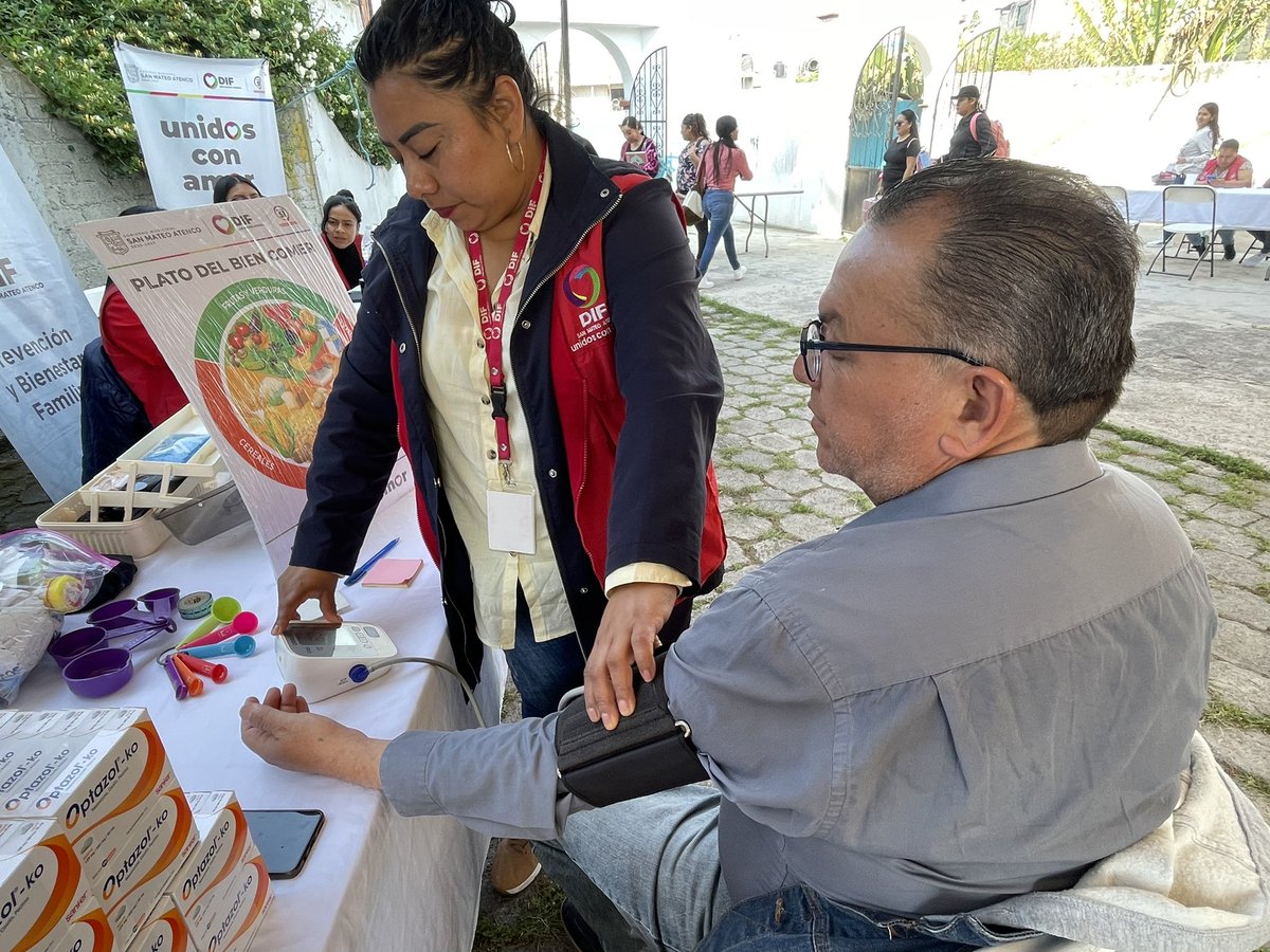 DIFSMA's tweet photo. La caravana de servicios #DIFCercaDeTi sigue acercando sus servicios asistenciales a las familias atenquenses, hoy estuvimos en el Bo. #SanNicolás atendiendo a vecinas y vecinos con servicios de salud, jurídicos, nutricionales, entre otros. https://t.co/aSCfX0NrxR
