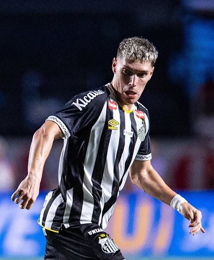 Não que quando entre faça a diferença, mas o time está estranho sem meio campo. Hoje não tem um camisa 10 para ajudar a povoar o meio campo e ajudar na criação.

O time precisa de Rollheiser.