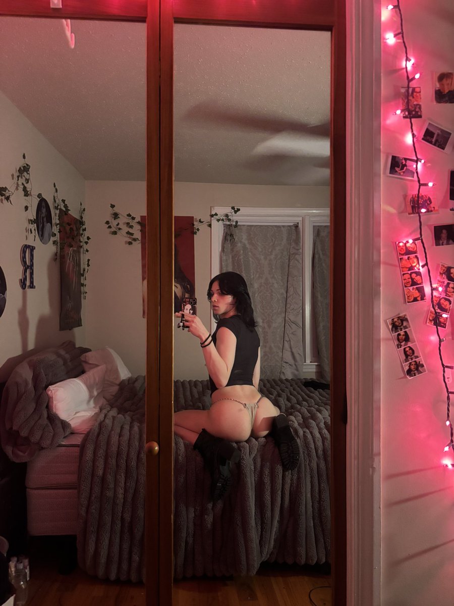 Natefoxxx0128's tweet photo. Found my old pair of thongs https://t.co/E9Rqk2sP8X