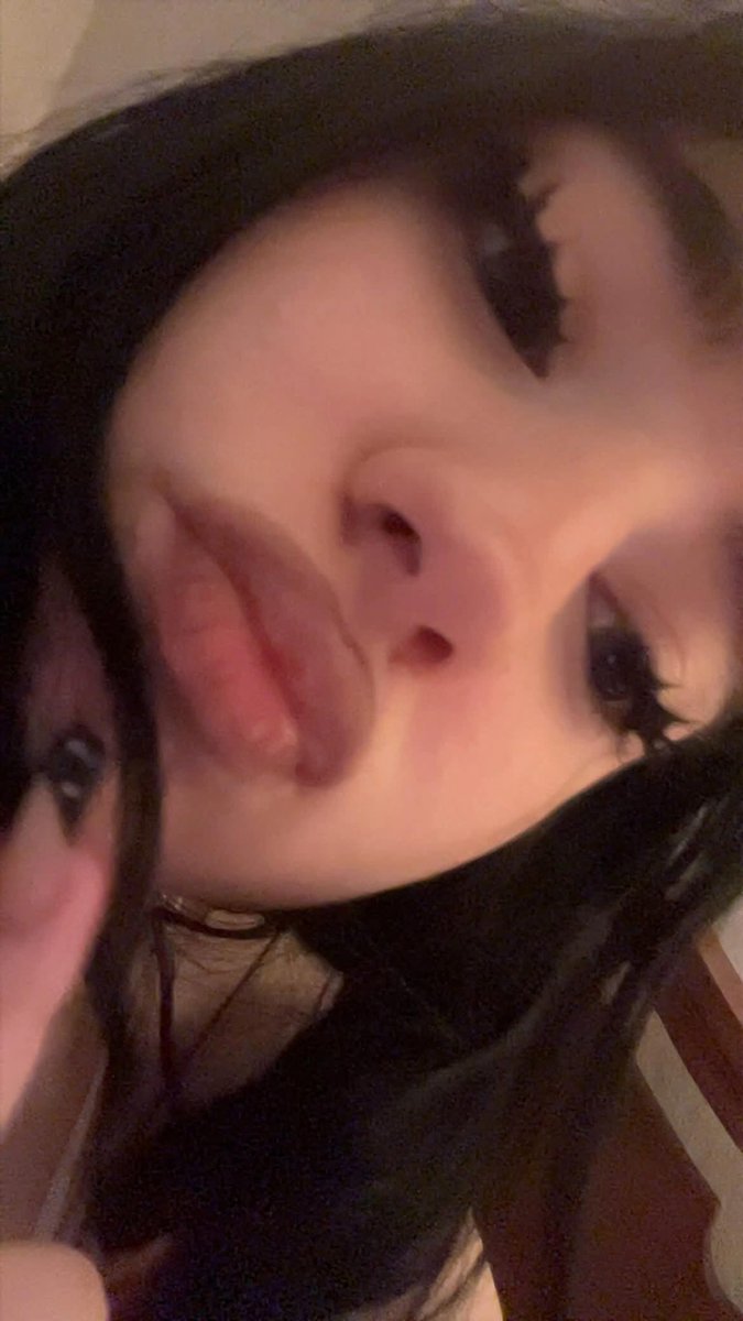riflage's tweet photo. intro — 
my name is chrissy :)
im 19!!
i love meeting new people 
very new to #nsfwtwt 
i love the beach 
yes, they are triple E 🤤
i enjoy #esex https://t.co/YycB0YNaUU
