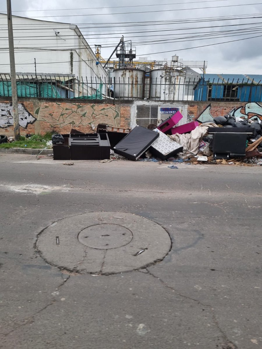 JD_Quinteror's tweet photo. ¡Basura y más basura!

Nos acostumbramos a vivir en la suciedad, las personas lo denuncian, no solo yo, ¿que podemos hacer aquí? @uaesp

Bogotá sigue sin funcionar 💔 ¿hasta cuándo?

📍Diagonal 47 sur 61 -61 barrio Rincon de Venecia https://t.co/IS26x3Lbma