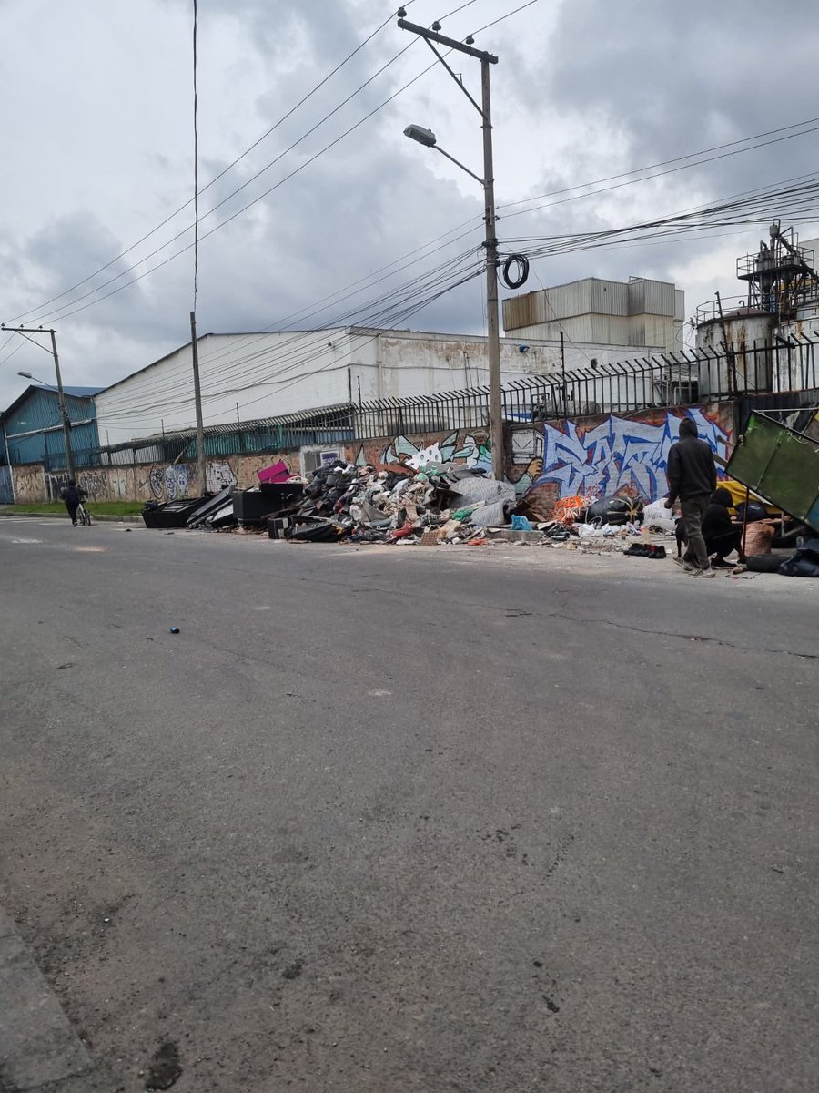 JD_Quinteror's tweet photo. ¡Basura y más basura!

Nos acostumbramos a vivir en la suciedad, las personas lo denuncian, no solo yo, ¿que podemos hacer aquí? @uaesp

Bogotá sigue sin funcionar 💔 ¿hasta cuándo?

📍Diagonal 47 sur 61 -61 barrio Rincon de Venecia https://t.co/IS26x3Lbma