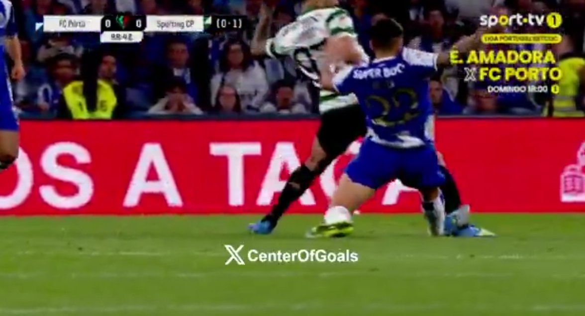 oPocas's tweet photo. O Porto deveria ter terminado o jogo com 8 🐷 em campo! 
#SportingCP #FCPorto https://t.co/QhrjB93Xqj