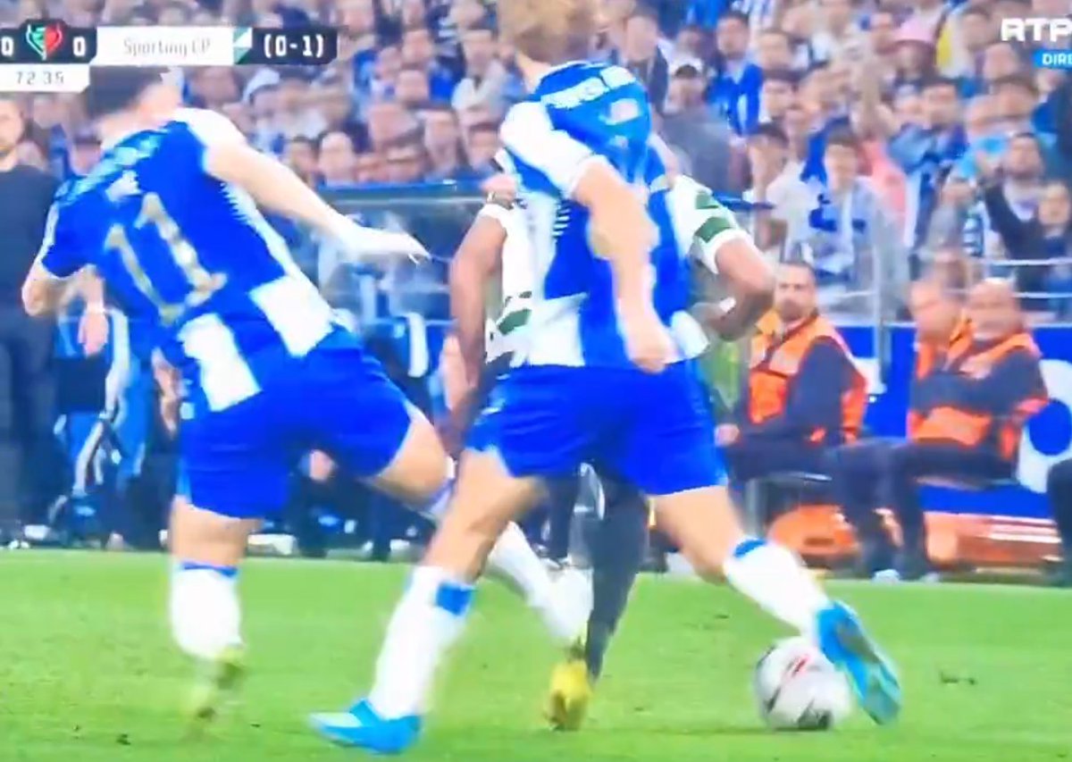 oPocas's tweet photo. O Porto deveria ter terminado o jogo com 8 🐷 em campo! 
#SportingCP #FCPorto https://t.co/QhrjB93Xqj